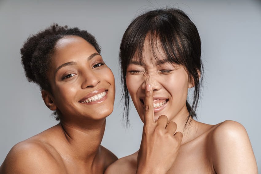 2 femmes souriantes de différentes ethnies